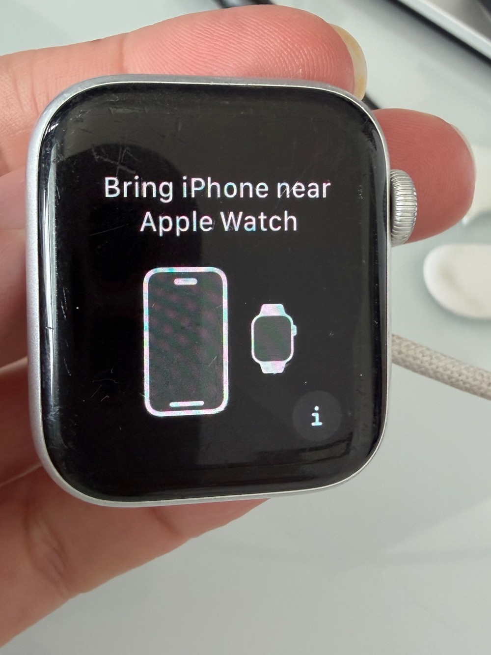 Apple Watch SE (1st Gen) 40mm GPS Silver Aluminum + Charger & Extra Band - Picture 6 of 6